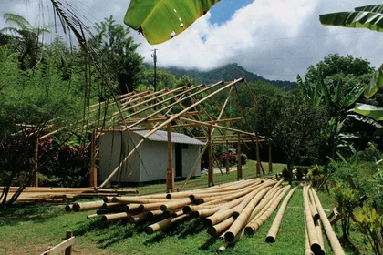 Obra en bambú con montañas al fondo