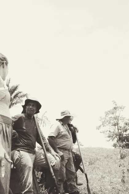Personas con palas descansando en el campo, en Tierramor