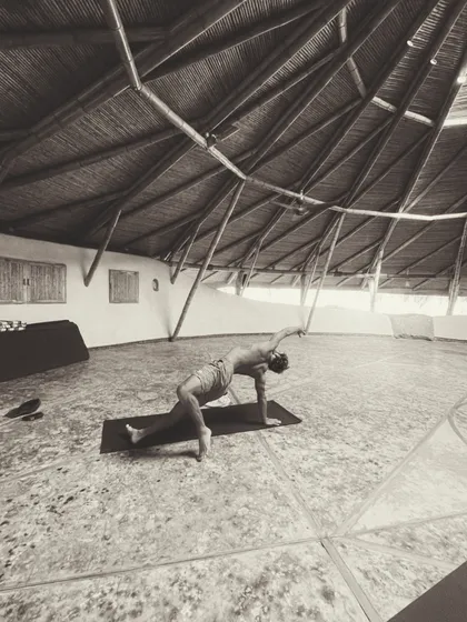 Persona practicando yoga en un espacio abierto