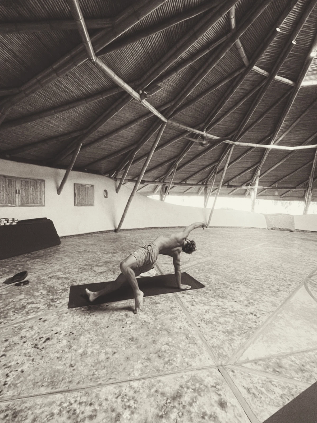 Persona practicando yoga en un espacio abierto