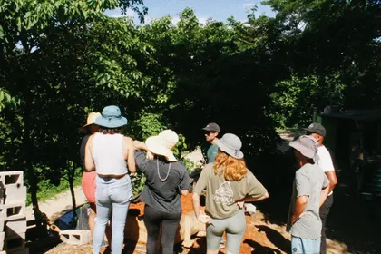 Grupo de un curso recorriendo un terreno