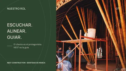Página "Nuestro rol: escuchar, alinear, guiar" de la guía de marca, con una obra en bambú