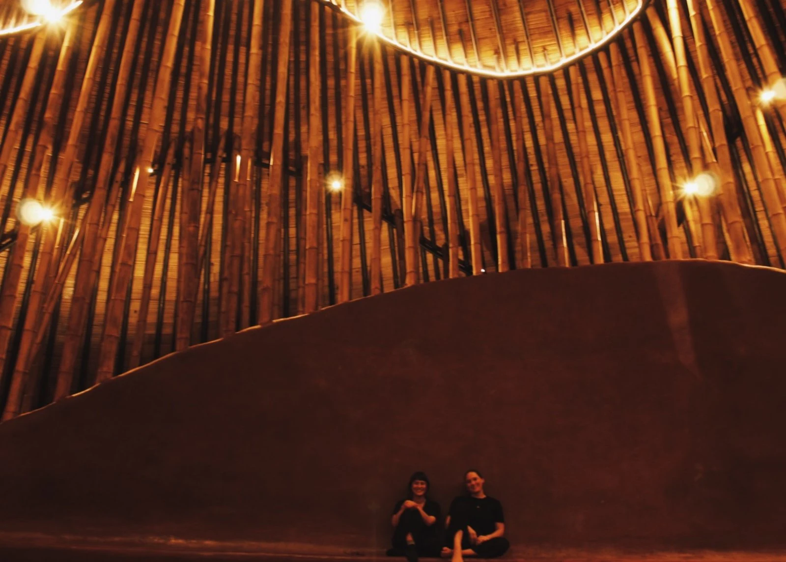 Interior de La Maloca iluminado de noche