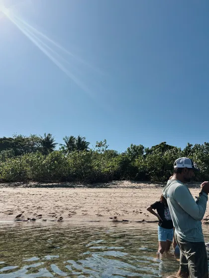 Guía explicando junto a una poza con la marea baja