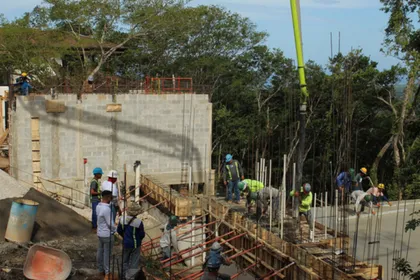 Muros en construcción de uno de sus proyectos