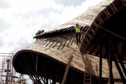 Equipo trabajando en un techo de estructura curva