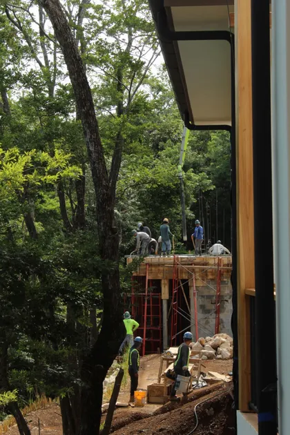 Obra de la constructora entre árboles