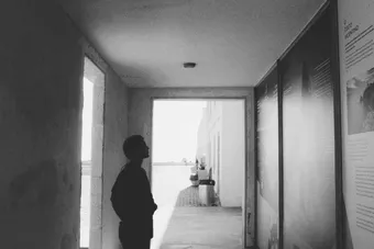 Silueta de una persona en un pasillo, en blanco y negro