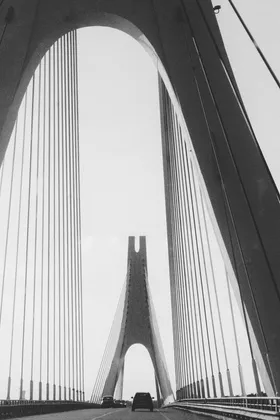 Puente atirantado visto desde la carretera, en blanco y negro