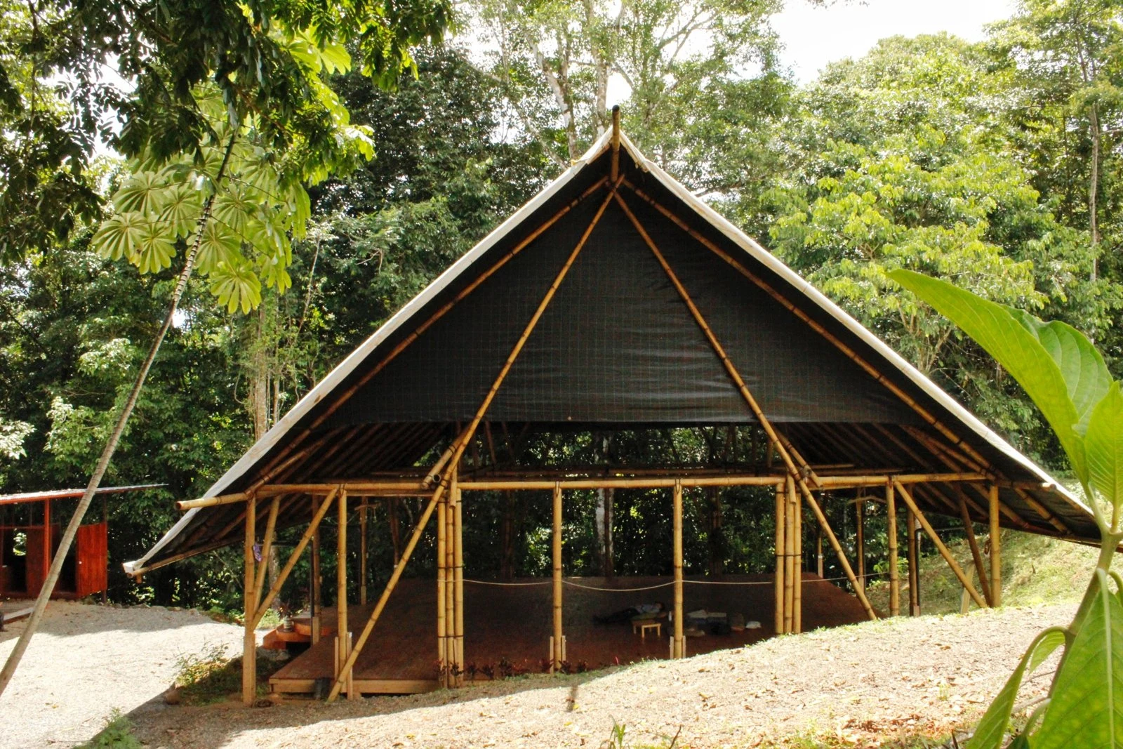 Templo de bambú con techo a dos aguas en el bosque