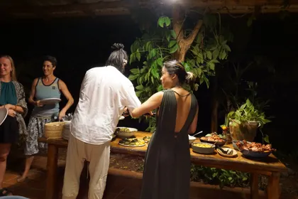 Cena compartida de noche en Tierramor