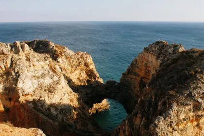 Acantilados sobre el mar