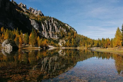 Lago de montaña con árboles en otoño