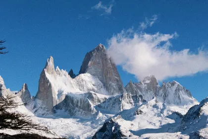 Montañas nevadas bajo el cielo azul